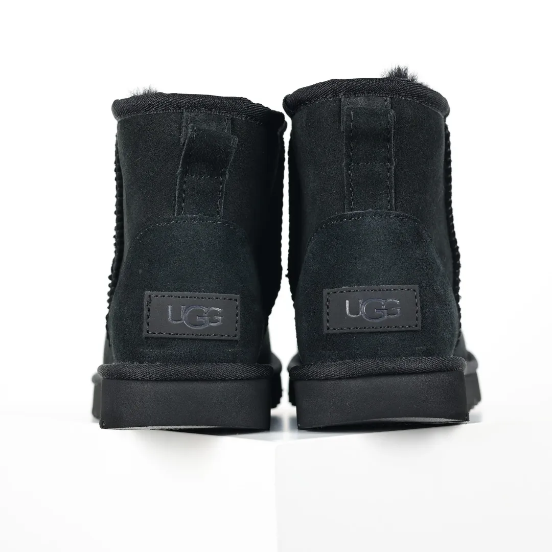Pick up locally 💰520, core recommendation, good price, UGG Classic Mini mid-tube series, Xiaohongshu hot model, Henan Longfeng leather production, sheepskin and wool integration, top quality in the market, 2-3 cm cashmere insole, keeping warm in winter, suitable for home use. In the new year, uug launched a style series, which is partially biased towards the preferences of young consumers, and has also been at the forefront of fashion trends. Shoe body material, water-repellent coated suede upper 17mm UGGPURE™ implanted wool insole Lightweight non-slip comfortable rubber outsole With brand LOGO Trademark Comes with full packaging Size: 35 36 37 38 39 40
